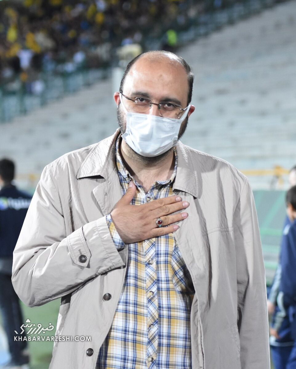 عکس| سمبل تعطیلی برنامه ۹۰ رویت شد/ فروغی با ماسک به استادیوم رفت