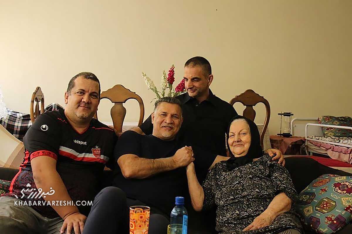 عکس| احترام ویژه شهریار به مادر یک خبرنگار/ علی دایی بر پیشانی این زن بوسه زد