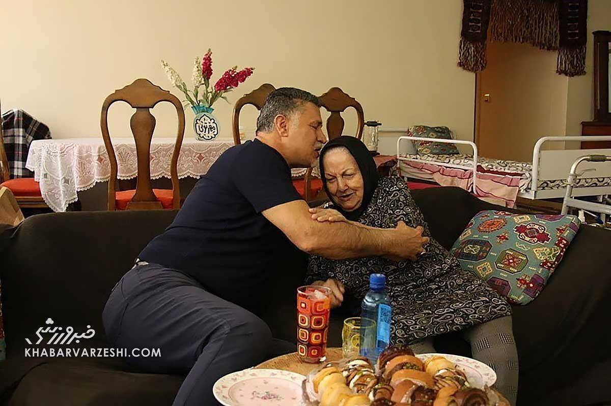 عکس| احترام ویژه شهریار به مادر یک خبرنگار/ علی دایی بر پیشانی این زن بوسه زد