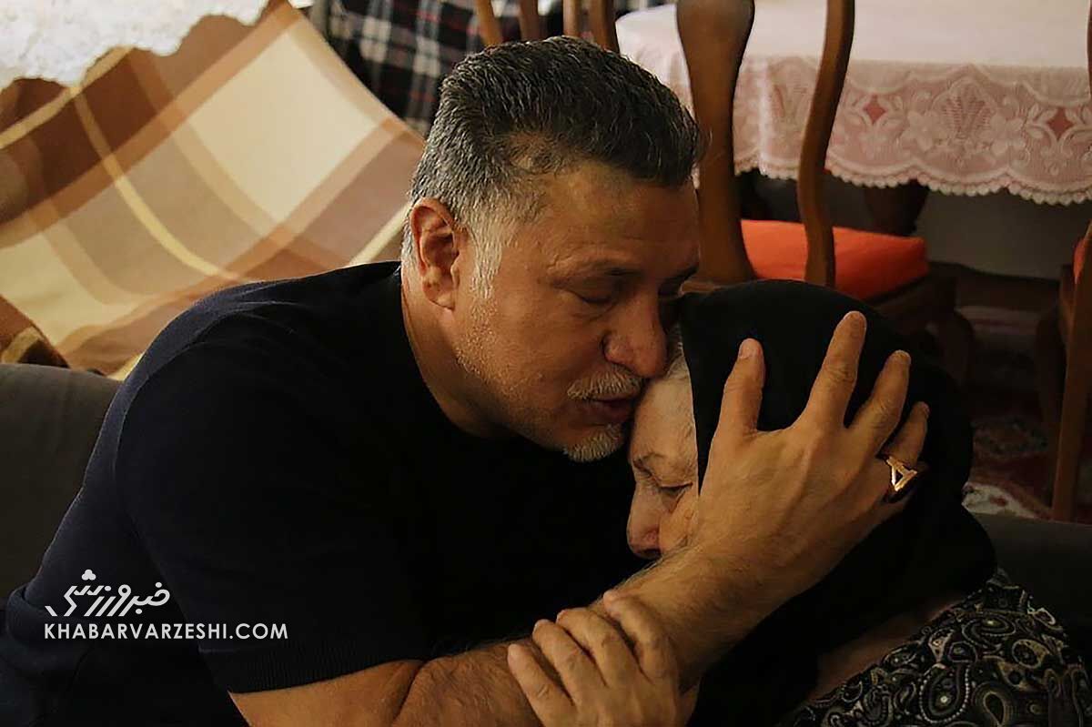 عکس| احترام ویژه شهریار به مادر یک خبرنگار/ علی دایی بر پیشانی این زن بوسه زد