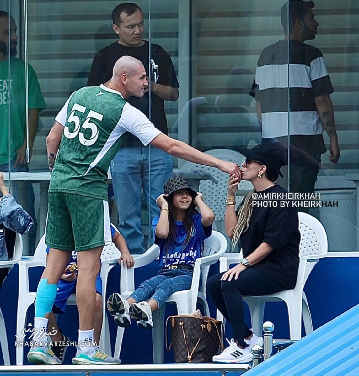 عکس| سوالبرانگیزترین صحنه تمرین استقلال/ این زن دست کدام بازیکن را بوسید؟