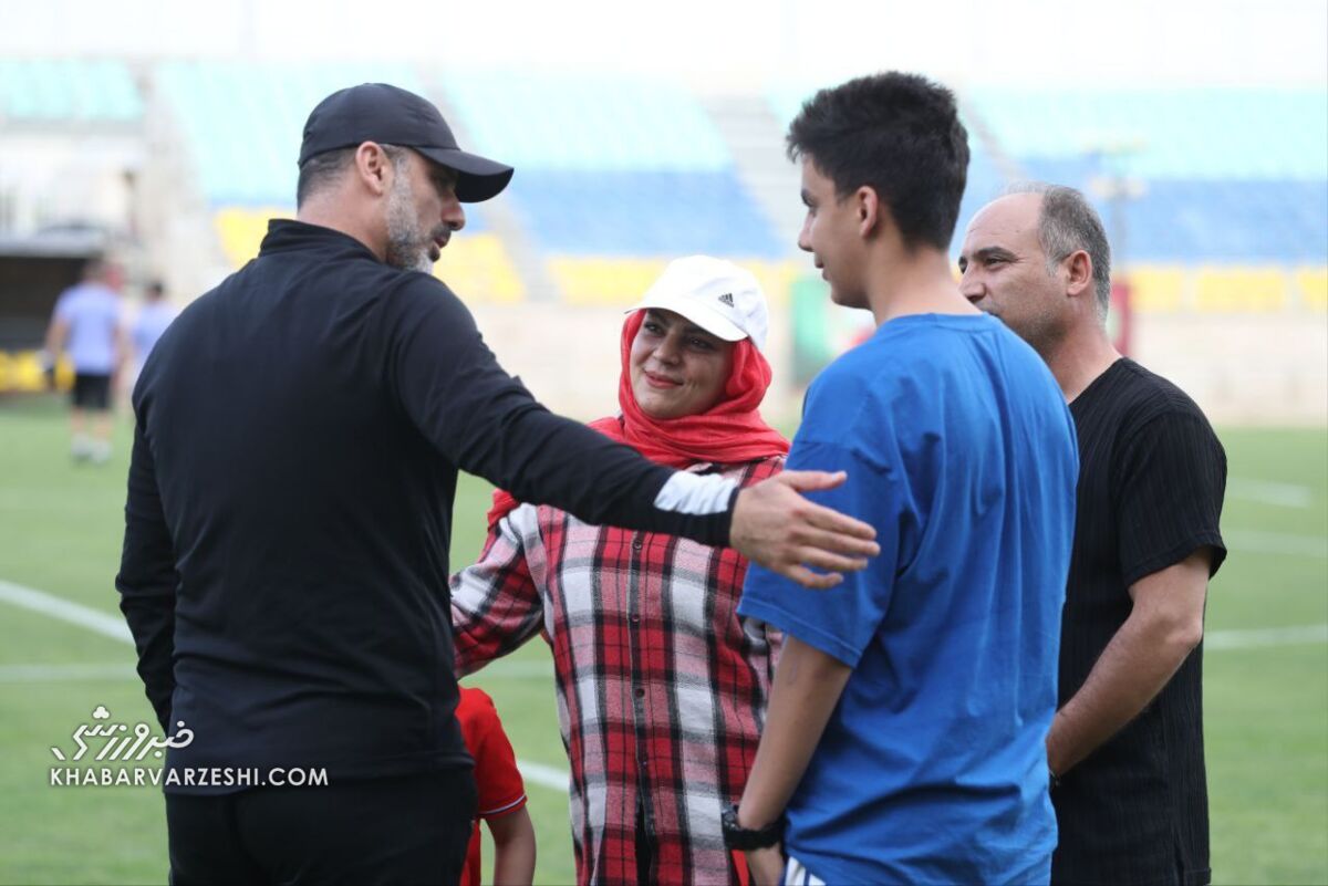 تصاویر| استقبال گرم اوسمار و سیدجلال از بانوی خبرساز پرسپولیسی تصاویر| استقبال گرم اوسمار و سیدجلال از بانوی خبرساز پرسپولیسی