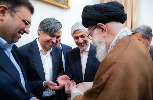 عکس| هدیه ویژه رهبر انقلاب به وحید شمسایی/ دیدار ملیپوشان فوتسال با آیتالله خامنهای