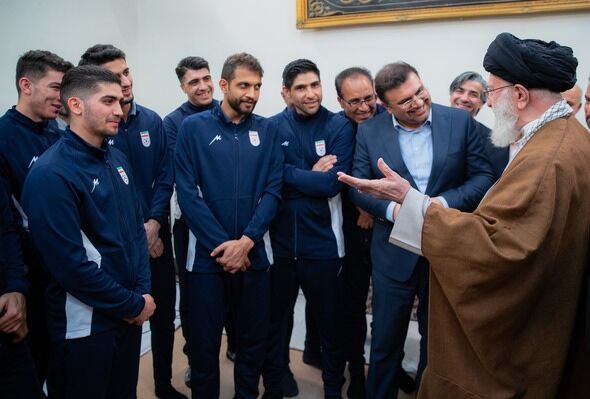 عکس| هدیه ویژه رهبر انقلاب به وحید شمسایی/ دیدار ملیپوشان فوتسال با آیتالله خامنهای
