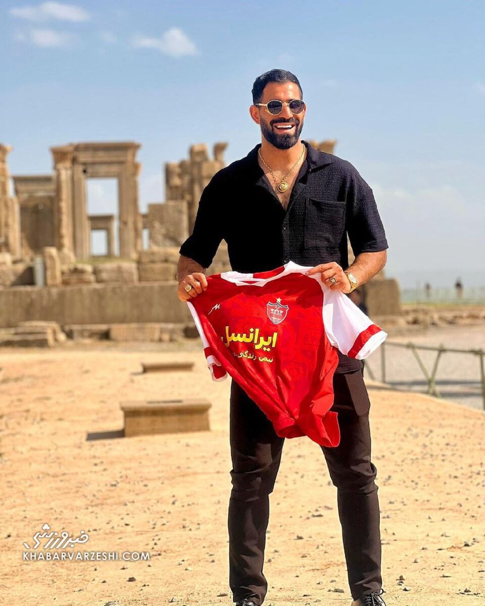 عکس| ستاره تیم ملی با پیراهن قرمز به پرسپولیس رفت