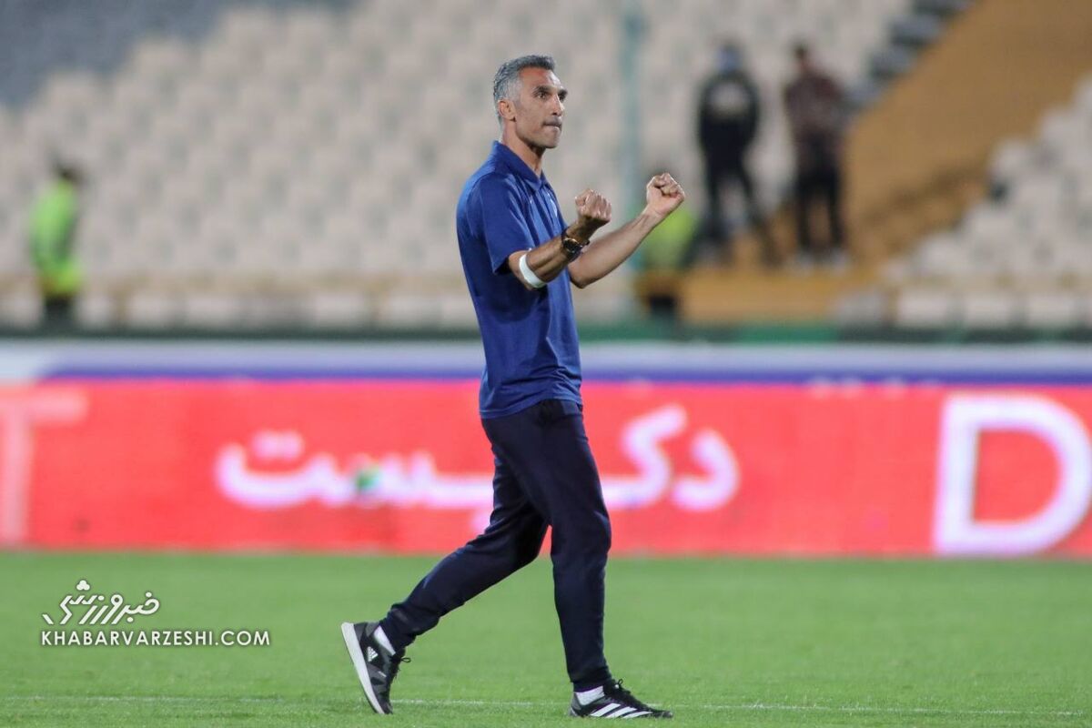 عکس| حضور هاشمی نسب در جمع قاتلان پرسپولیس/ مربی استقلال در کنار تیفوسیها جشن گرفت