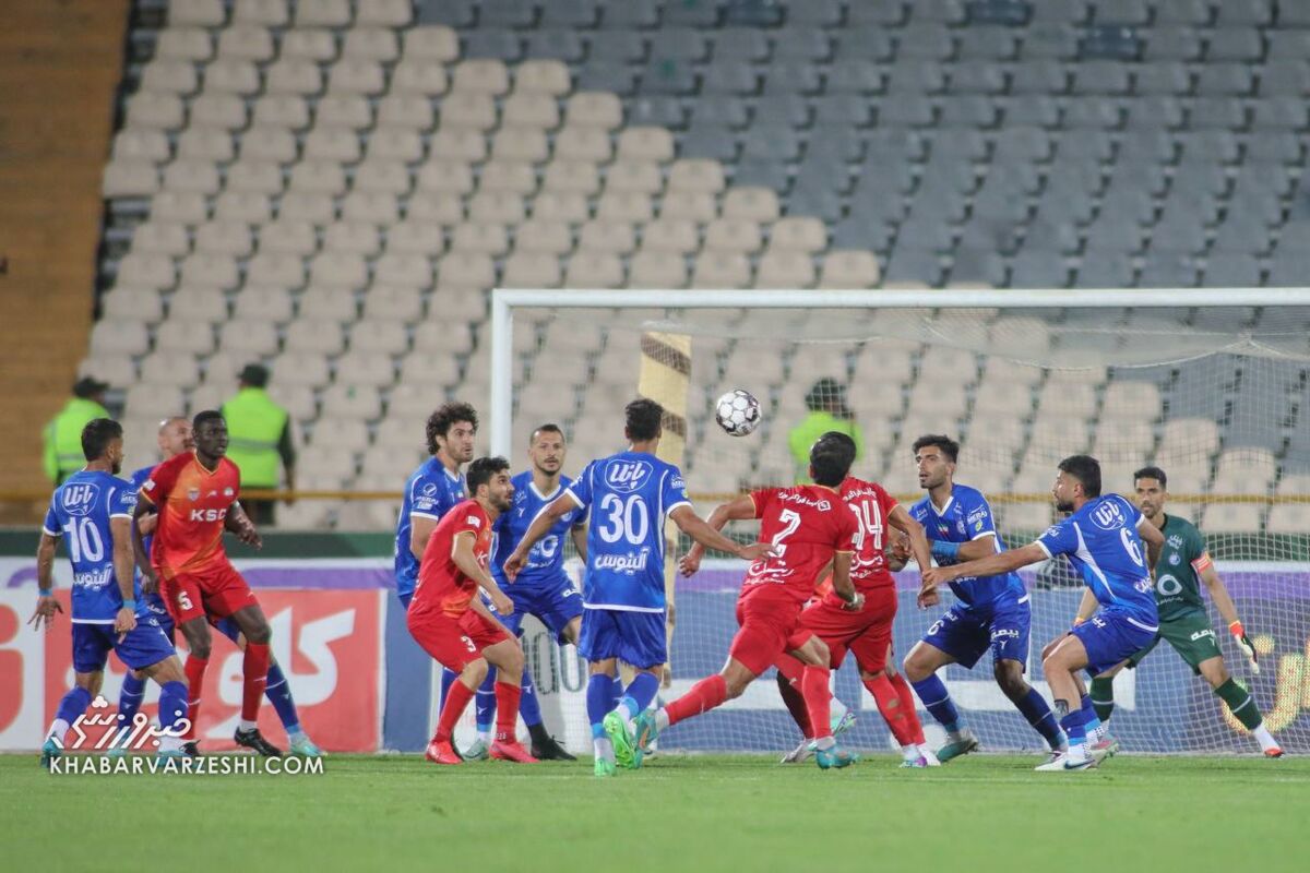 نمی دانم خود نکونام از این استقلال راضی است یا نه؟/ به جز سیلوا، بقیه مدافعان در حد این تیم نیستند/ ضیایی می گوید در جوانان استقلال بازی کرده اما...