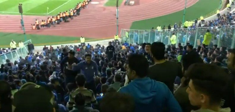 عکس| حضور هاشمی نسب در جمع قاتلان پرسپولیس/ مربی استقلال در کنار تیفوسیها جشن گرفت