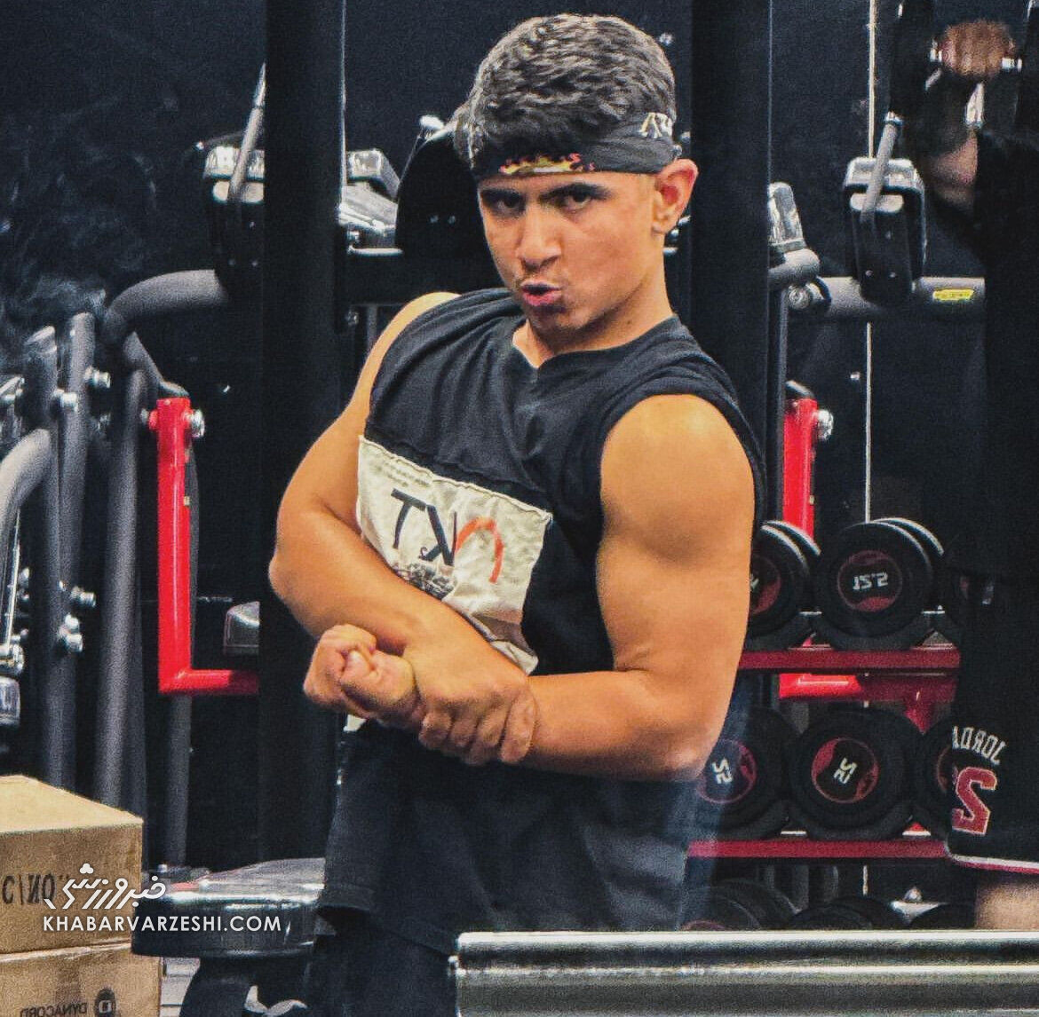 عکس| فیگور پسر هادی چوپان؛ پسر روی دست پدر زد!