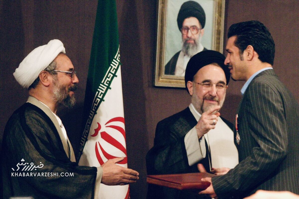 عکس| روزی که علی دایی از محمد خاتمی نشان لیاقت گرفت