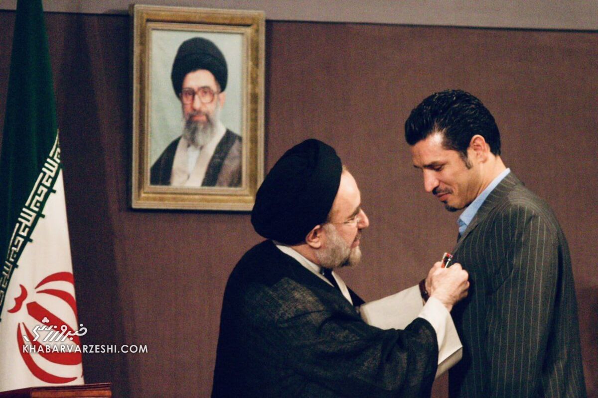 عکس| روزی که علی دایی از محمد خاتمی نشان لیاقت گرفت عکس| روزی که علی دایی از محمد خاتمی نشان لیاقت گرفت