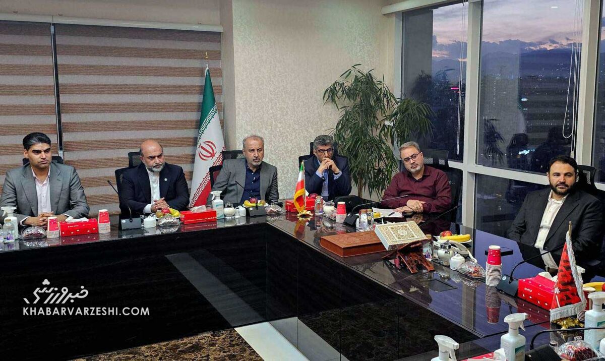 دیدار مدیرعامل و اعضای هیئت مدیره پرسپولیس با مدیرعامل بانک شهر +تصاویر