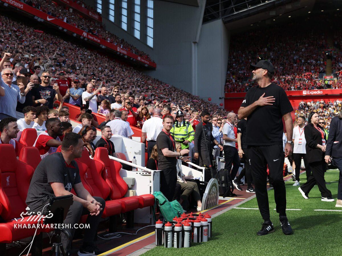 اشکهای سه نفر در خداحافظی کلوپ از لیورپول/ کلوپ: گریه میکنم چون دلم برای این مردم تنگ میشود +تصاویر