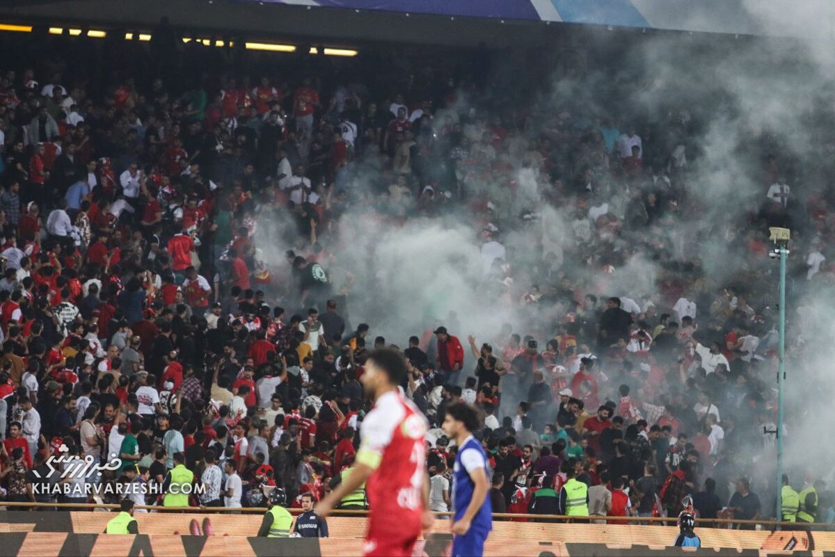 ترکیدن نارنجک بین تماشاگران پرسپولیس/ اتفاق عجیب بعد از گل سوم استقلال خوزستان +ویدیو ترکیدن نارنجک بین تماشاگران پرسپولیس/ اتفاق عجیب بعد از گل سوم استقلال خوزستان +ویدیو