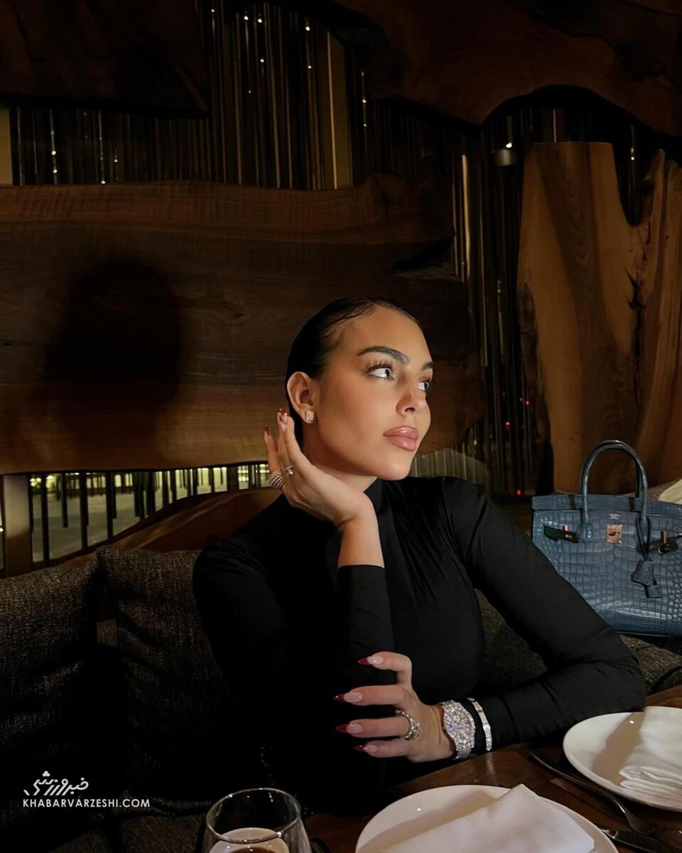 عکس جورجینا با لباس مشکی