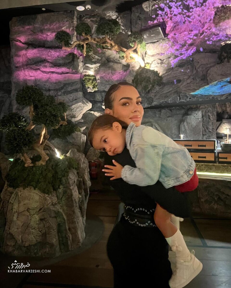 جورجینا سرتاپا سیاه پوشید