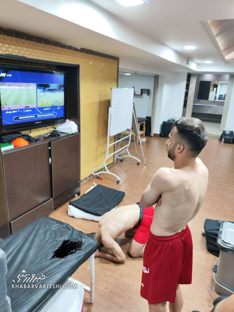 تصویر عجیب از رختکن پرسپولیس در لحظه جادویی/ وضعیت باورنکردنی ۲ بازیکن پراشتباه با تصمیم اوسمار +عکس