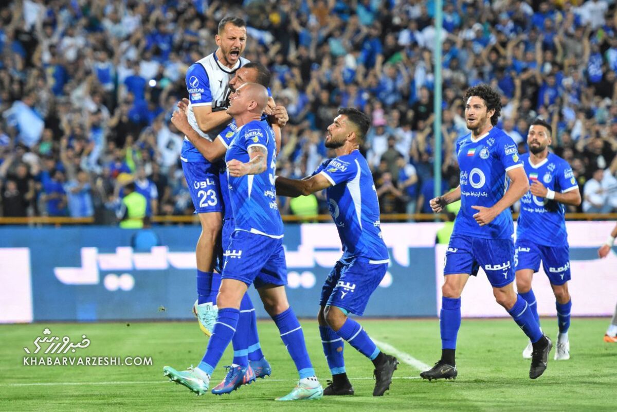 عکس| رگ غیرت زلاتان استقلال باد کرد عکس| رگ غیرت زلاتان استقلال باد کرد