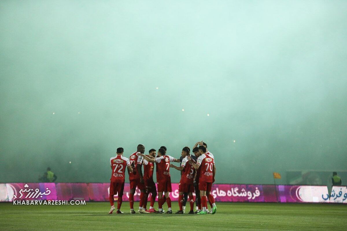 عکس| استقبال قزوینیها از پرسپولیس با آتشبازی به سبک ایتالیایی