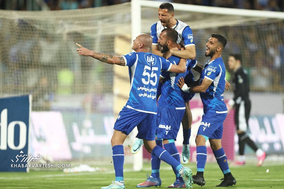 عکس| رگ غیرت زلاتان استقلال باد کرد