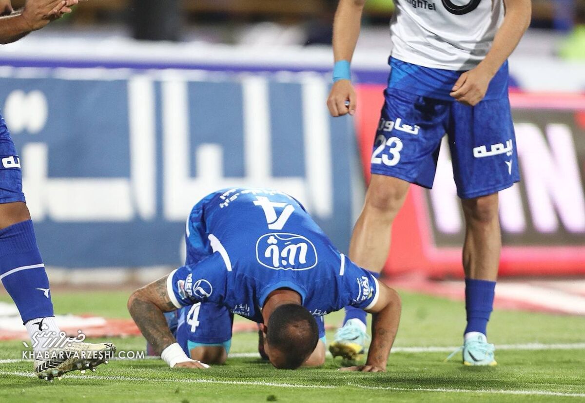 عکس| سجده شکر کاپیتان استقلال