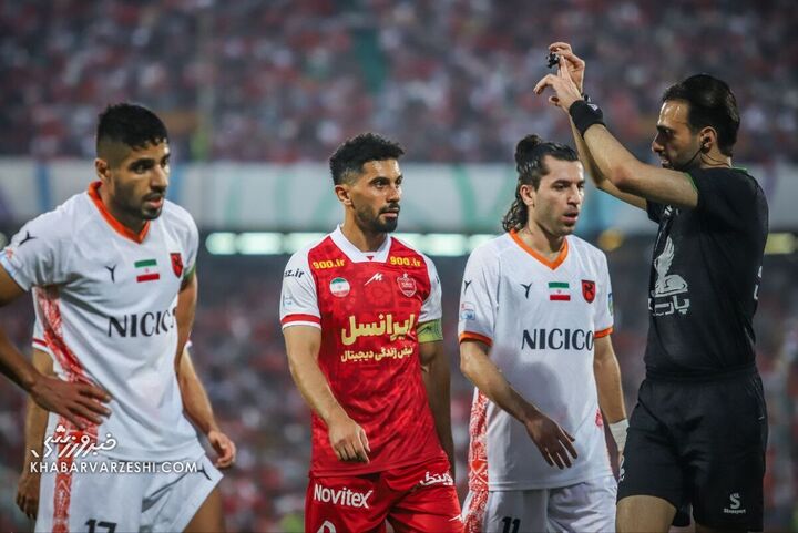 امیر عرببراقی (داور) و امید عالیشاه؛ پرسپولیس - مس رفسنجان