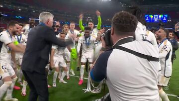 ویدیو| رقص کارلتو دور جام!/ شادترین مرد لیگ قهرمانان اروپا را ببینید