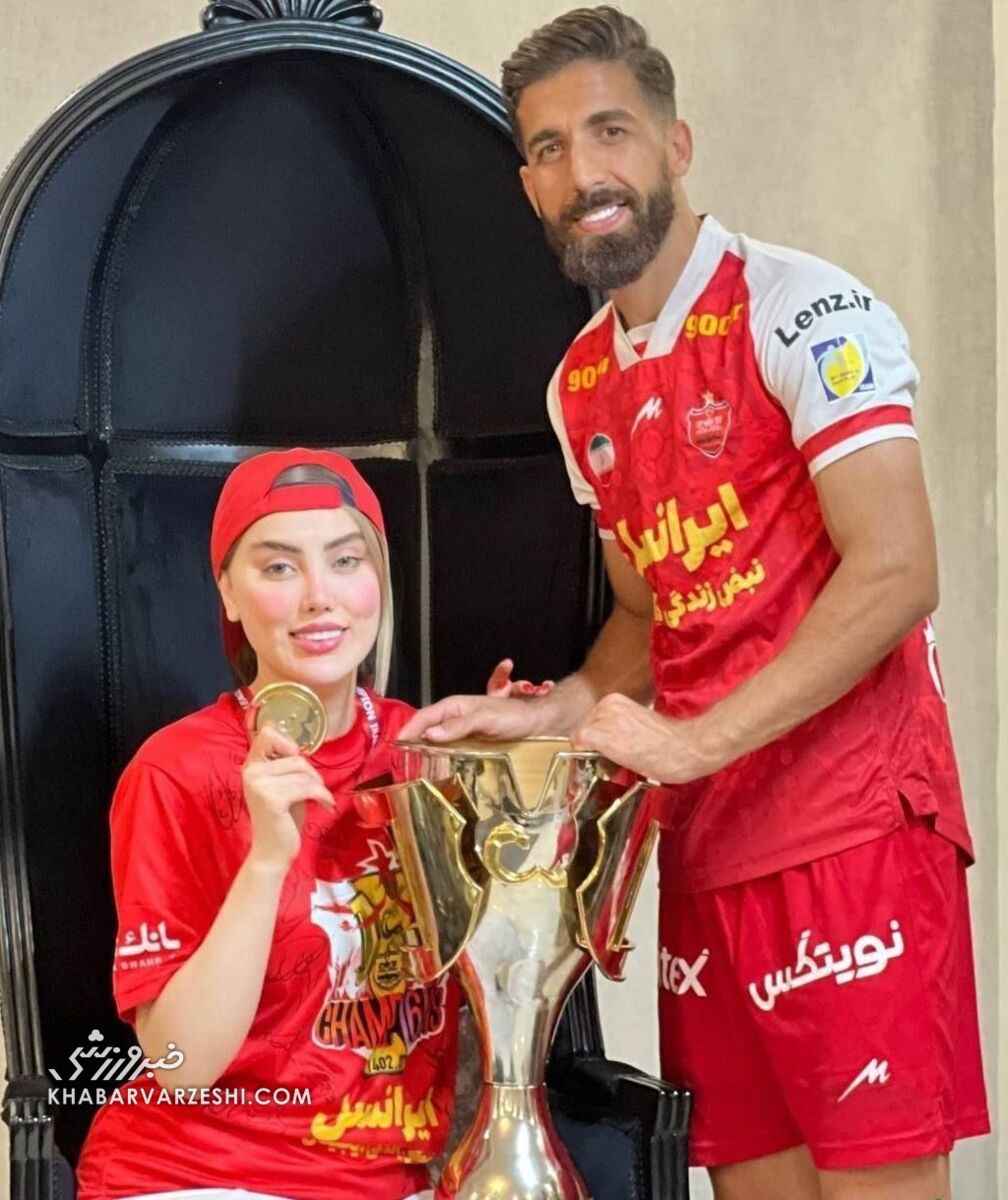 عکس| ژست قهرمانی مدافع پرسپولیس و همسرش با جام طلایی در منزل!