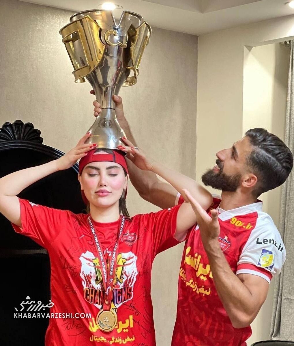 عکس| ژست قهرمانی مدافع پرسپولیس و همسرش با جام طلایی در منزل!