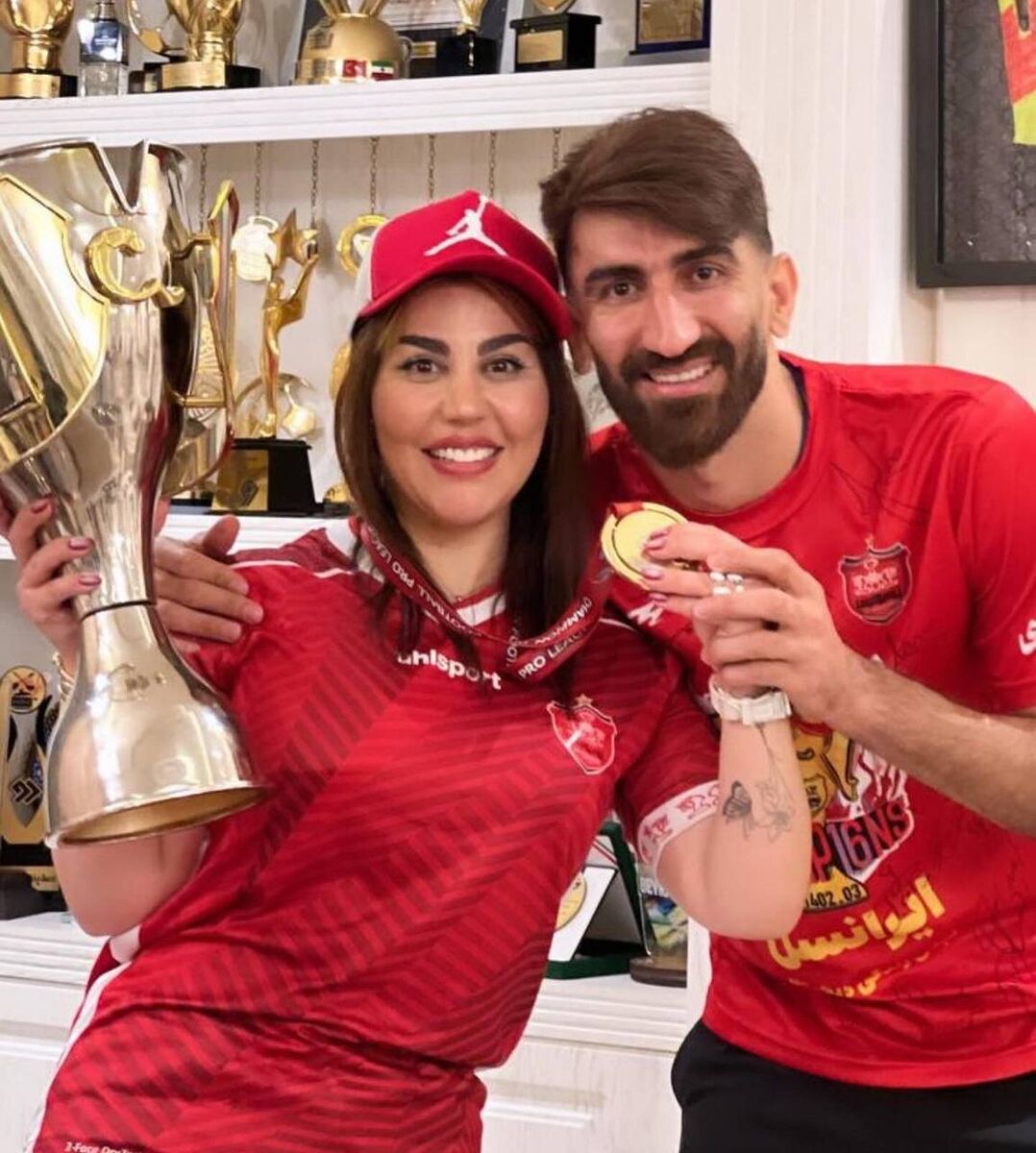 تصویر جدید بیرانوند و همسرش با جام قهرمانی پرسپولیس