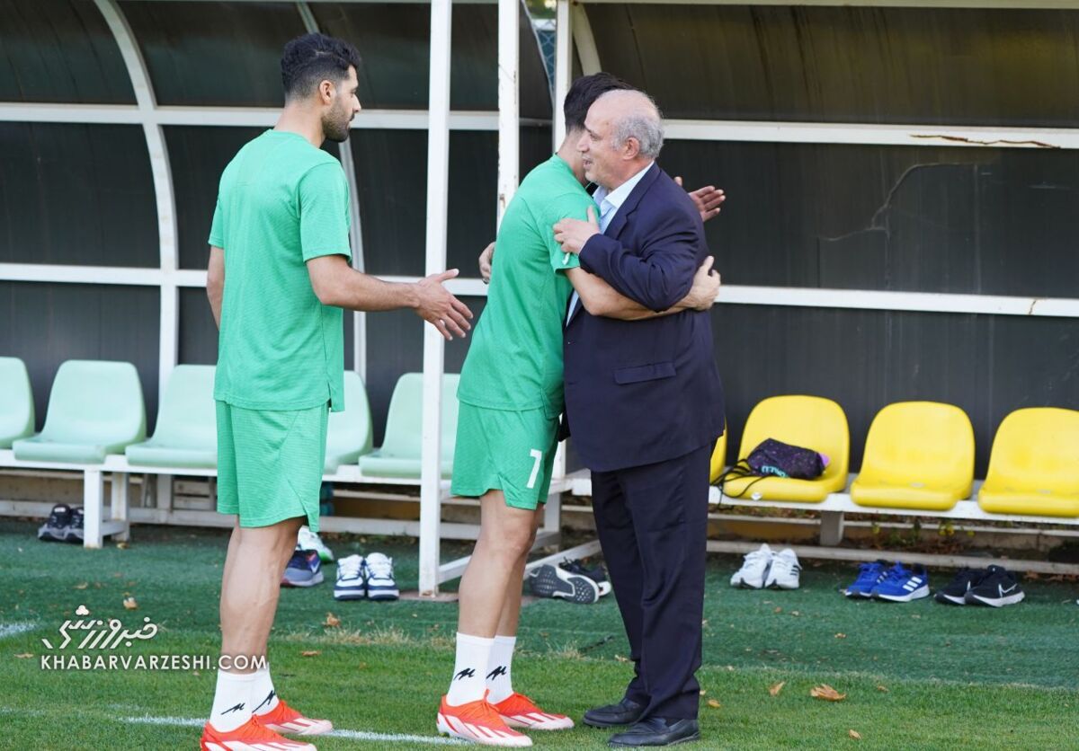 عکس| استقبال گرم دو کاپیتان تیمملی از مهدی تاج در تمرین