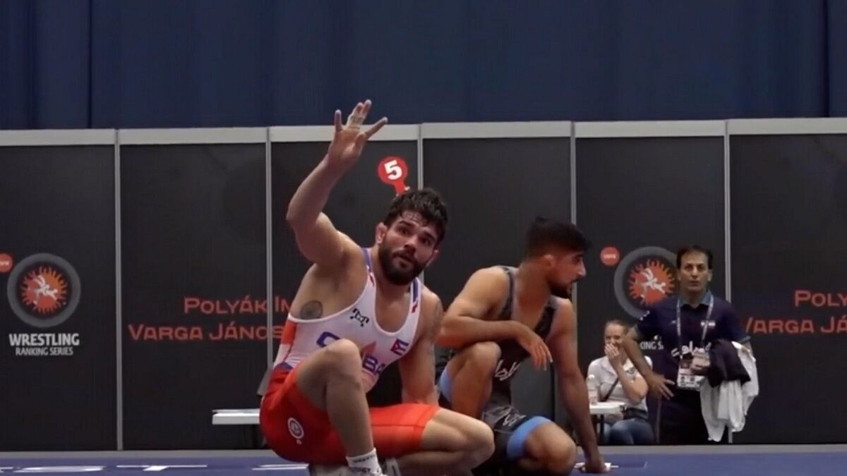 گاف وحشتناک کشتیگیر ایرانی جهانی شد/ واکنش به اشتباه مرگبار: هرگز قبل از پایان وقت جشن نگیرید! +ویدیو گاف وحشتناک کشتیگیر ایرانی جهانی شد/ واکنش به اشتباه مرگبار: هرگز قبل از پایان وقت جشن نگیرید! +ویدیو