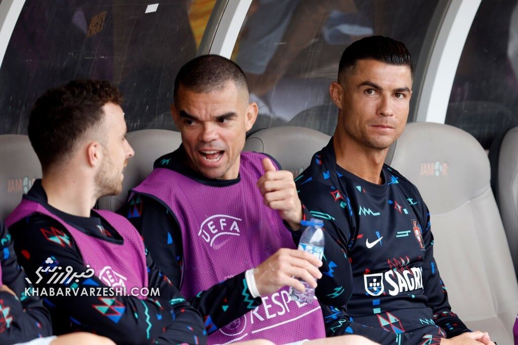 تصویری که از رونالدو هرگز ندیده بودید/ CR7 روی نیمکت ذخیرهها خوابید! +عکس تصویری که از رونالدو هرگز ندیده بودید/ CR7 روی نیمکت ذخیرهها خوابید! +عکس