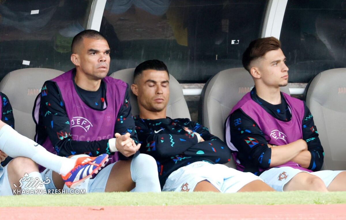 تصویری که از رونالدو هرگز ندیده بودید/ CR7 روی نیمکت ذخیرهها خوابید! +عکس