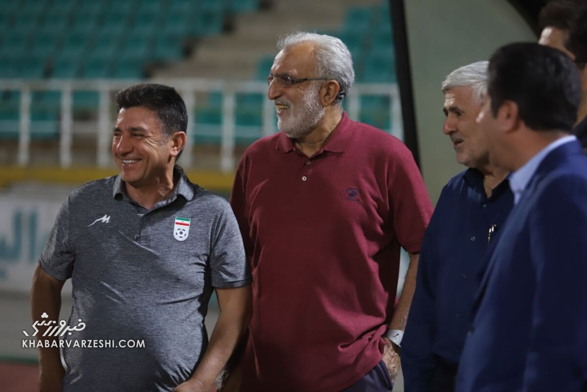 تصاویر| حرکت نمایشی قلعهنویی با توپ/ خنده پیشکسوت فوتبال و گفتوگوی کوتاه با ستاره پرسپولیس و مدافع سابق استقلال