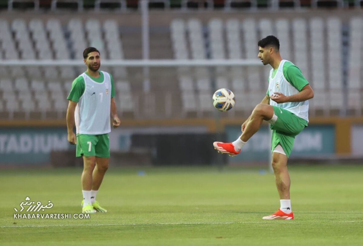 تصاویر| حرکت نمایشی قلعهنویی با توپ/ خنده پیشکسوت فوتبال و گفتوگوی کوتاه با ستاره پرسپولیس و مدافع سابق استقلال