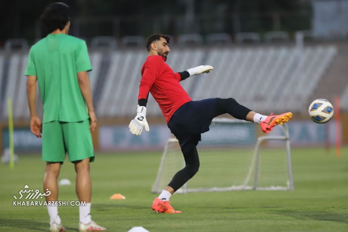 تصاویر| حرکت نمایشی قلعهنویی با توپ/ خنده پیشکسوت فوتبال و گفتوگوی کوتاه با ستاره پرسپولیس و مدافع سابق استقلال
