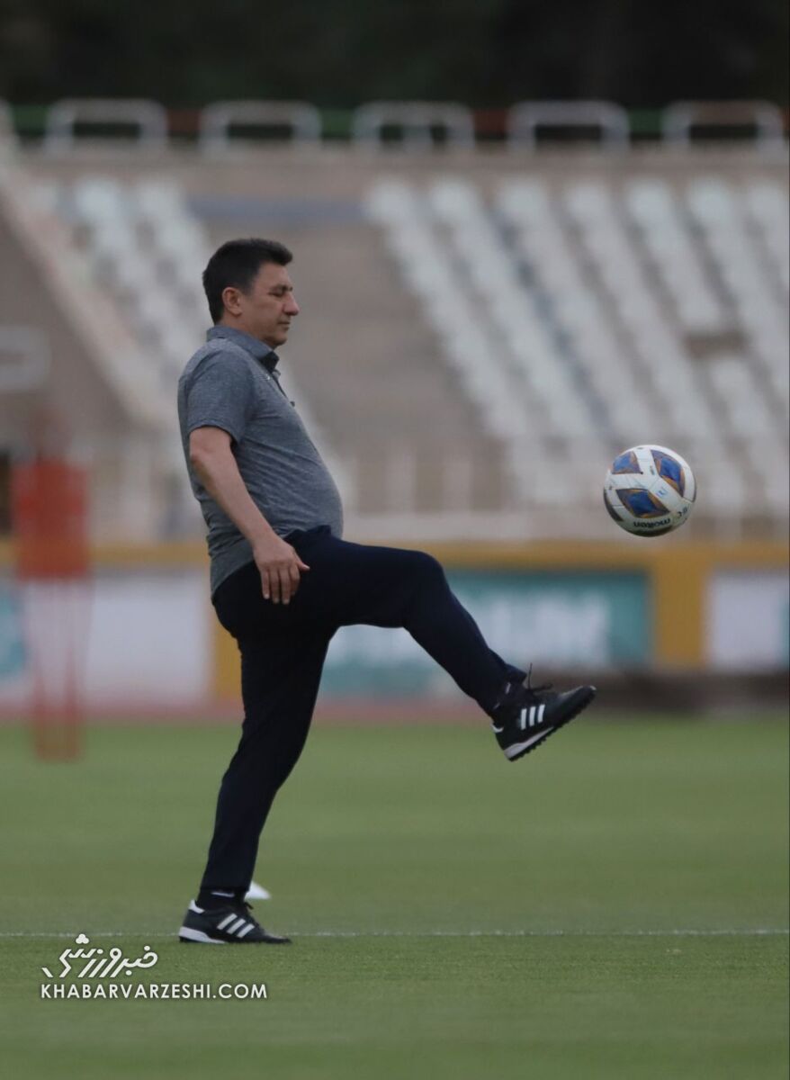 تصاویر| حرکت نمایشی قلعهنویی با توپ/ خنده پیشکسوت فوتبال و گفتوگوی کوتاه با ستاره پرسپولیس و مدافع سابق استقلال