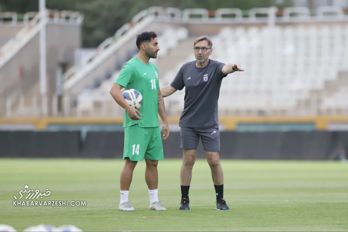 تصاویر| حرکت نمایشی قلعهنویی با توپ/ خنده پیشکسوت فوتبال و گفتوگوی کوتاه با ستاره پرسپولیس و مدافع سابق استقلال