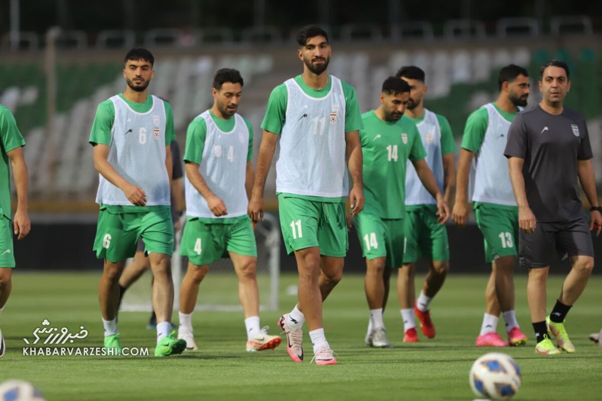 تصاویر| حرکت نمایشی قلعهنویی با توپ/ خنده پیشکسوت فوتبال و گفتوگوی کوتاه با ستاره پرسپولیس و مدافع سابق استقلال