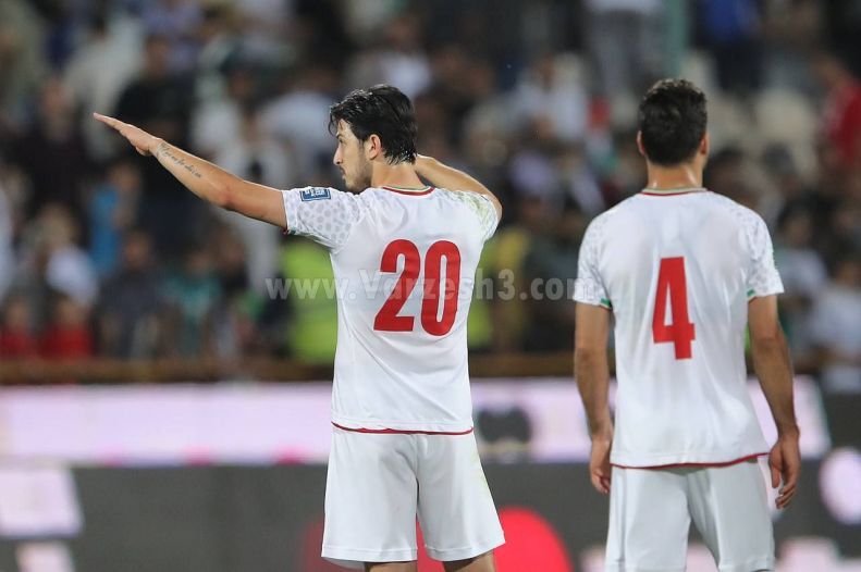 عکس| سردار آزمون از شعار «بیغیرت بیغیرت» هواداران شاکی شد