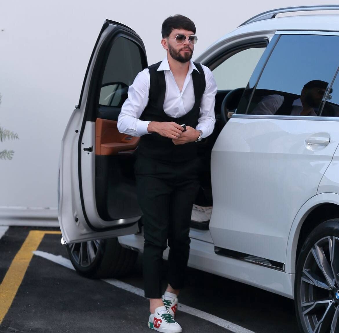 عکس| استایل متفاوت ستاره استقلال با خودروی لاکچریاش