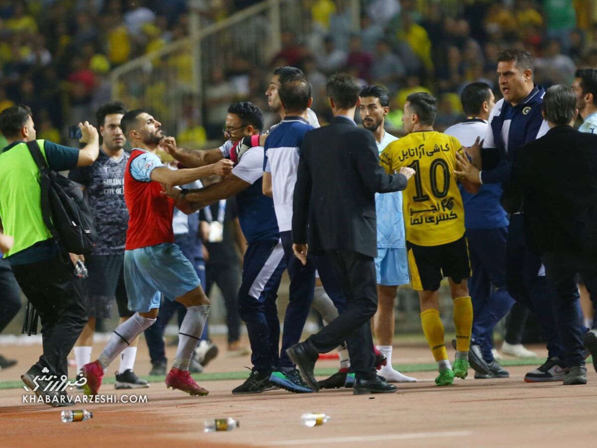 تصاویر| درگیری عجیب بعد از سوت پایان سپاهان - گلگهر/ فریم به فریم با صحنههای زشت در نیمه نهایی جام حذفی