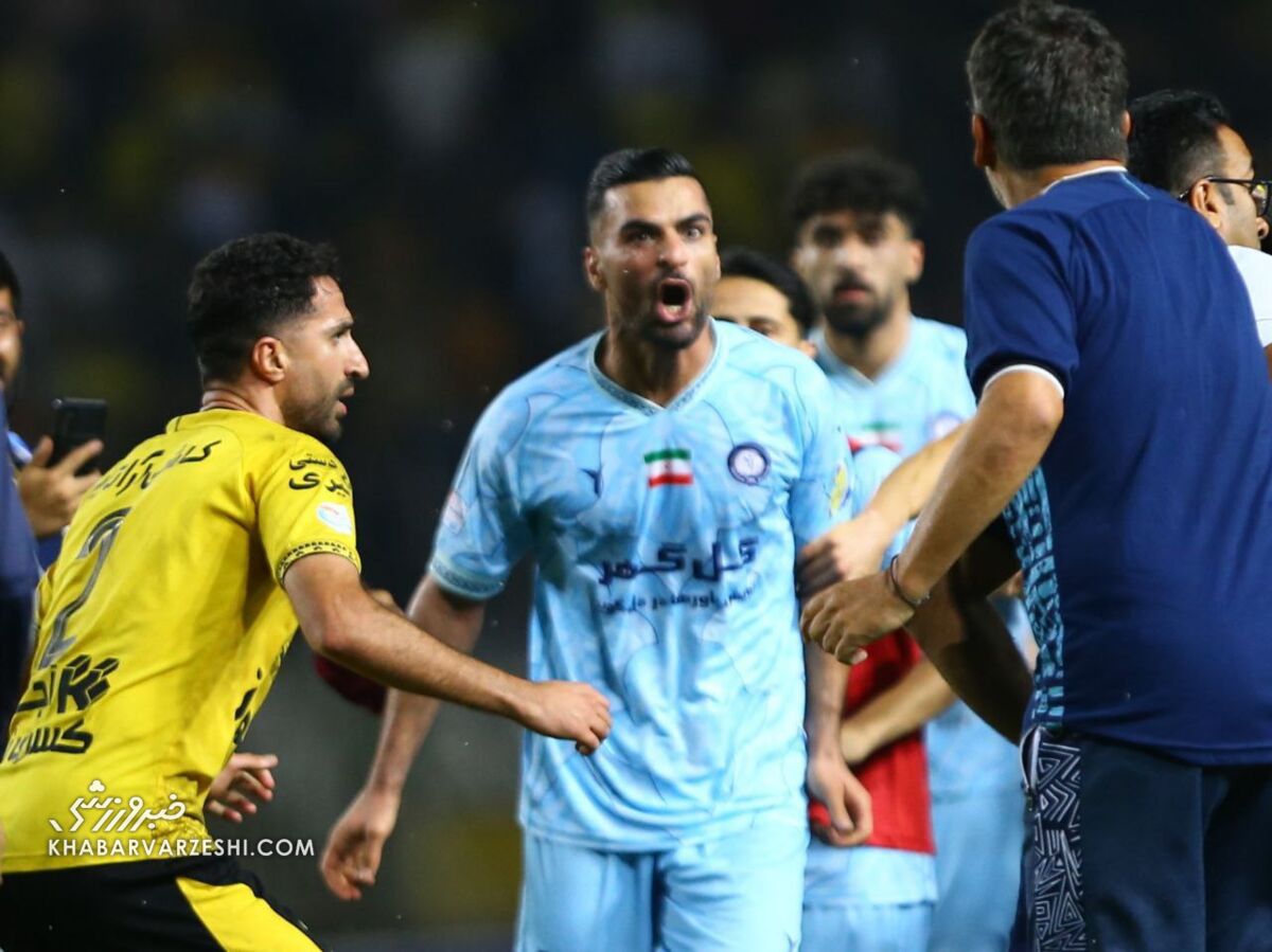 تصاویر| درگیری عجیب بعد از سوت پایان سپاهان - گلگهر/ فریم به فریم با صحنههای زشت در نیمه نهایی جام حذفی