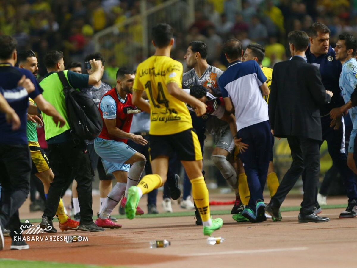 تصاویر| درگیری عجیب بعد از سوت پایان سپاهان - گلگهر/ فریم به فریم با صحنههای زشت در نیمه نهایی جام حذفی