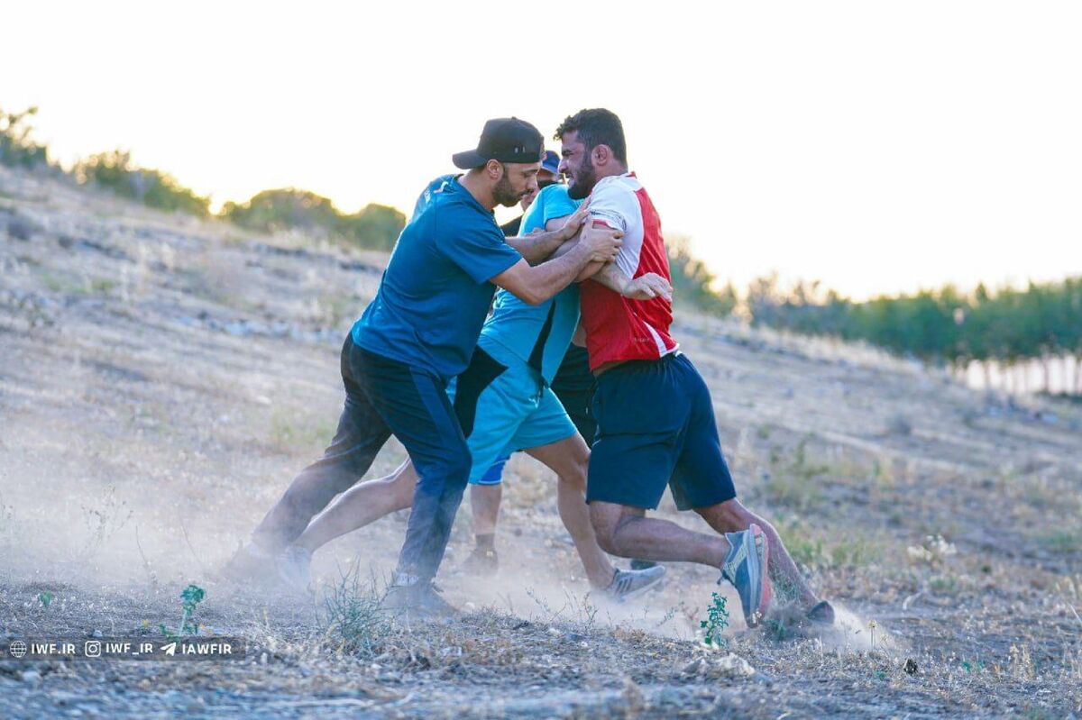 تصاویر| تمرین عجیب ملیپوشان کشتی ایران/ از هل دادن شاسی بلند تا کشتی گرفتن روی تپه