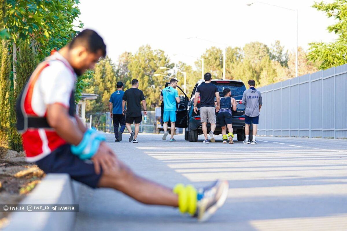 تصاویر| تمرین عجیب ملیپوشان کشتی ایران/ از هل دادن شاسی بلند تا کشتی گرفتن روی تپه