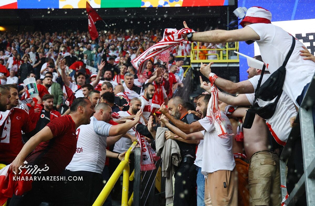 تصاویر| آشوب در یورو؛ مردم کشورهای همسایه در آلمان بهشدت درگیر شدند!/ باران سیلآسا در شب پرحاشیه دورتموند