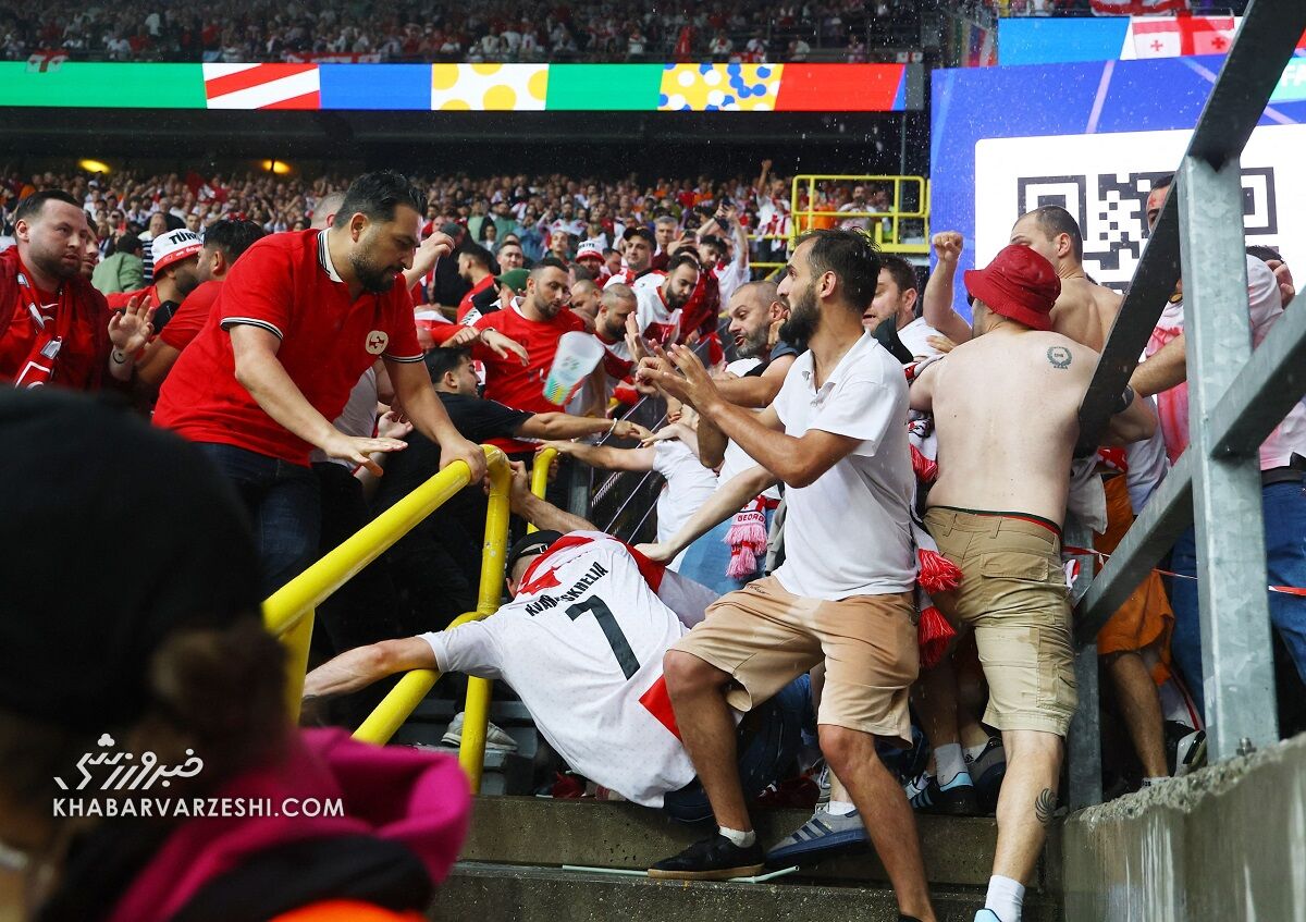 تصاویر| آشوب در یورو؛ مردم کشورهای همسایه در آلمان بهشدت درگیر شدند!/ باران سیلآسا در شب پرحاشیه دورتموند