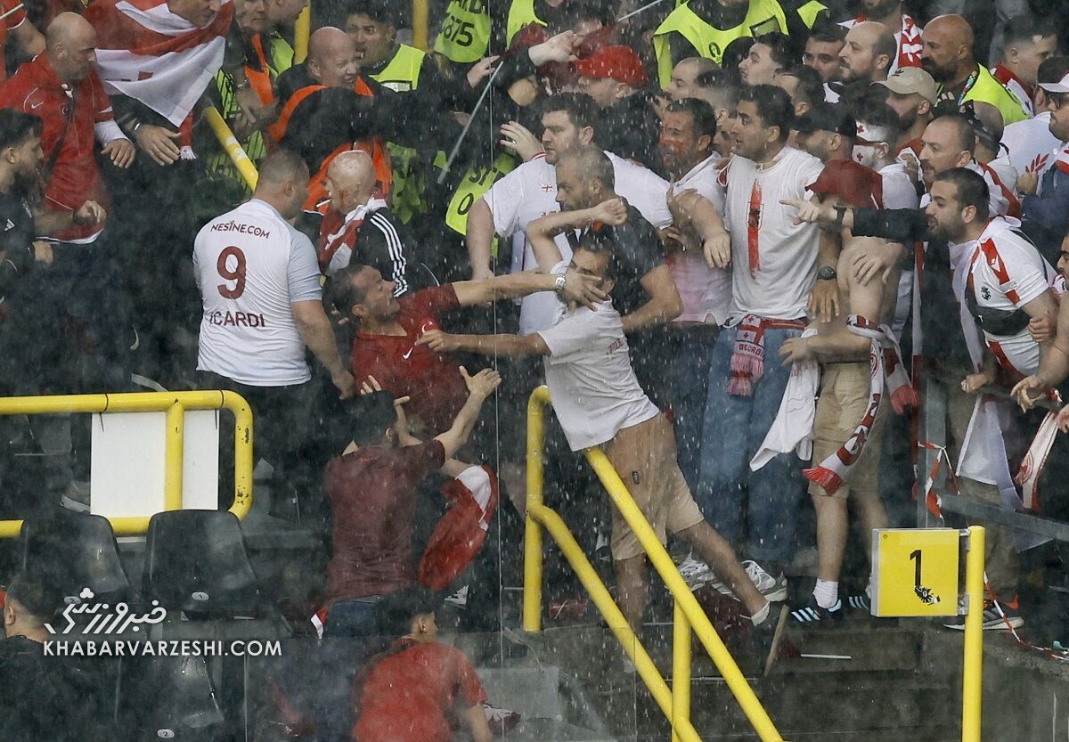 تصاویر| آشوب در یورو؛ مردم کشورهای همسایه در آلمان بهشدت درگیر شدند!/ باران سیلآسا در شب پرحاشیه دورتموند